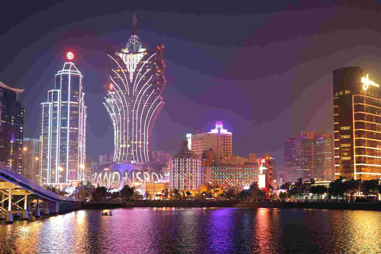 Hong Kong 2 — 3N Hong Kong + 2N Macau